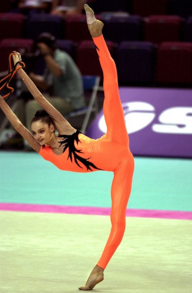 Анна Бессонова занялась гимнастикой прямо в магазине — Новости