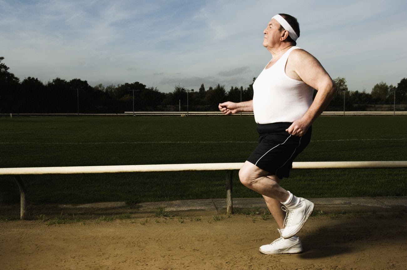 Ноги у толстых людей. Жирный на пробежке. Толстый человек бегает. Полный человек на пробежке. Толстый человек на пробежке.